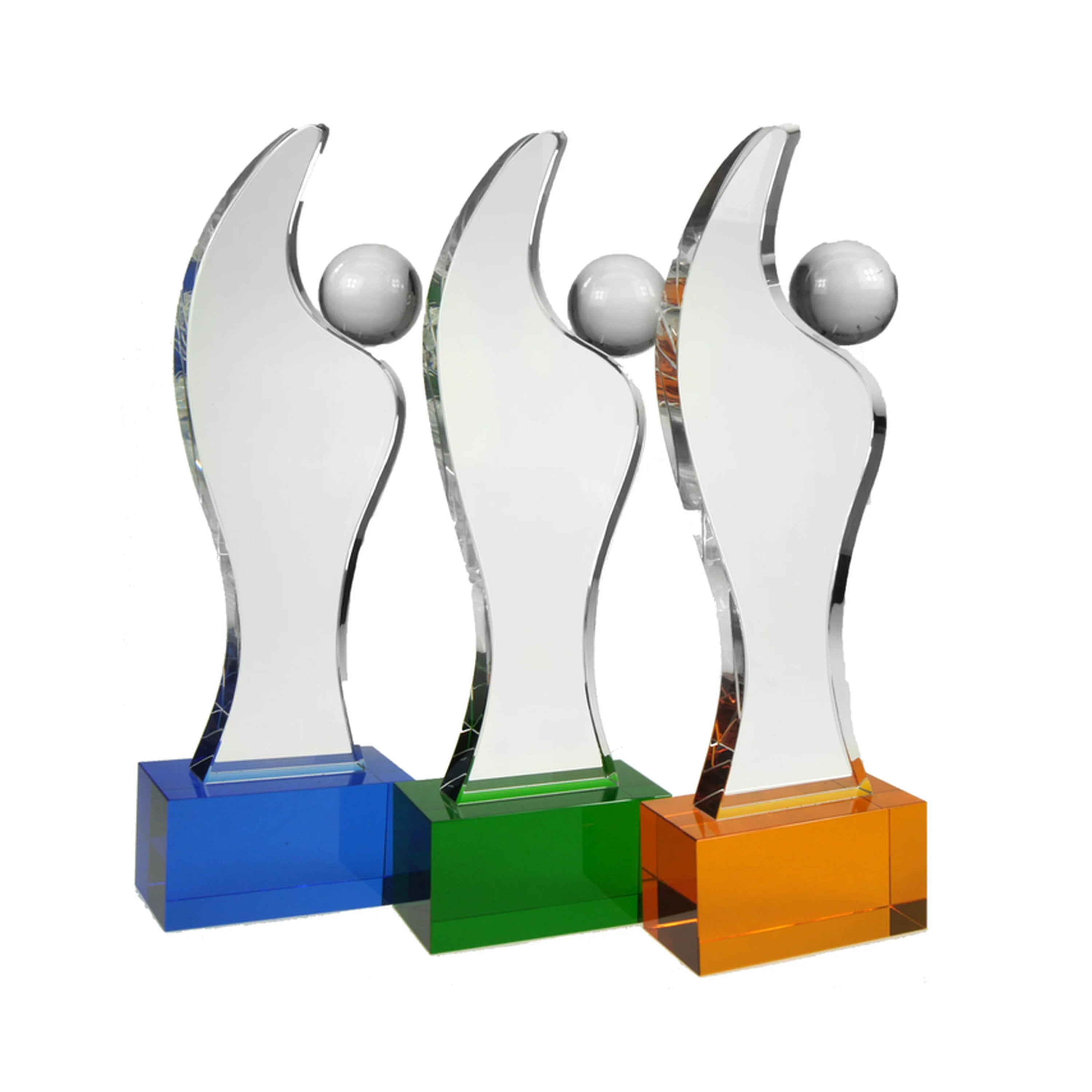 Dynamisch geformte Kristallglas-Trophäe mit integrierter Kristallkugel auf farbig blauem Sockel, handgefertigt und geeignet für lebendige, emotionale Auszeichnungen.