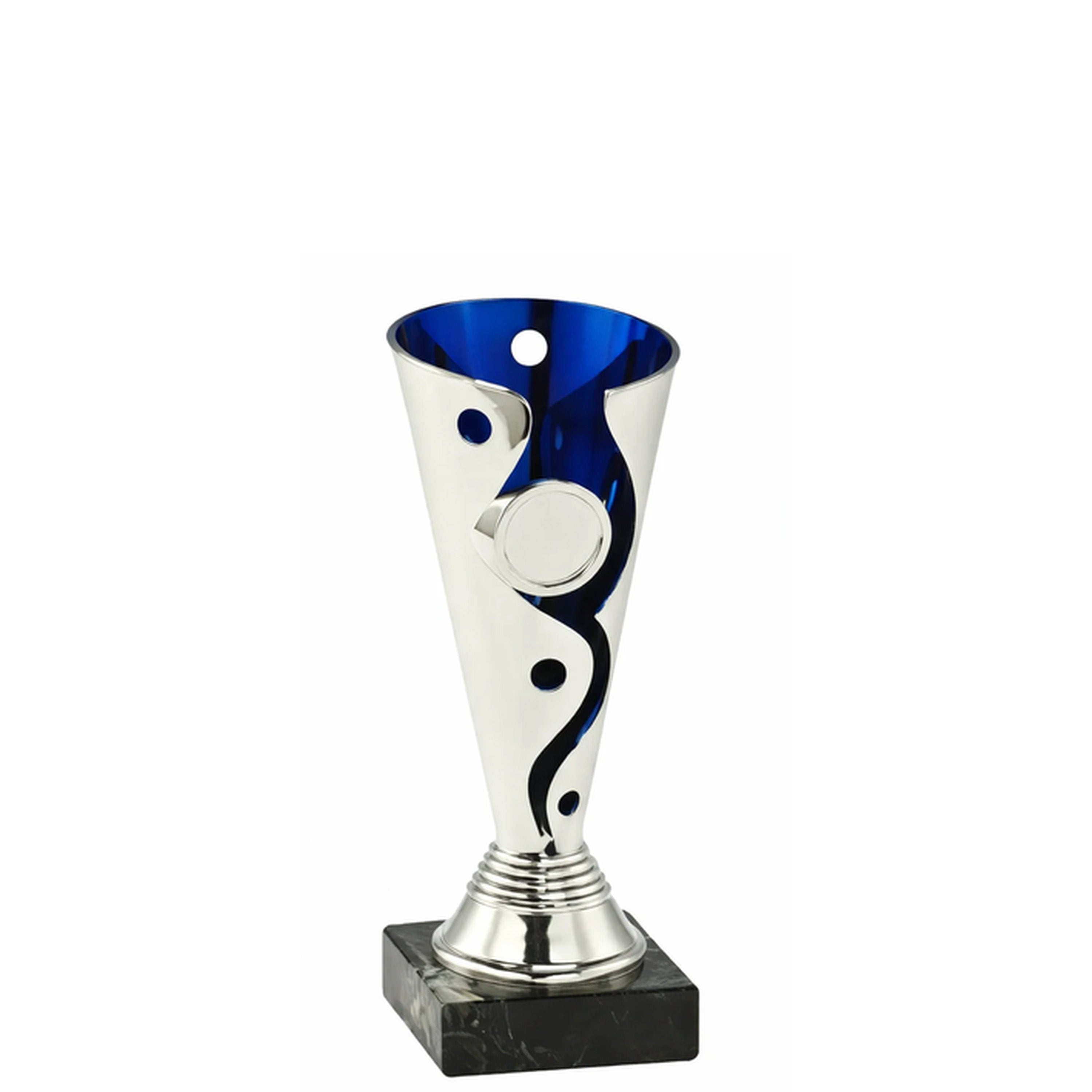 Der Pokal Nelke Blau verbindet klassische Pokalform mit einer frischen Farbkombination. Der silberfarbene Kelch wird durch eine blaue Innenseite ergänzt, die beim Blick besonders ins Auge fällt. Die geschwungenen Designelemente am Kelch sorgen für eine dy