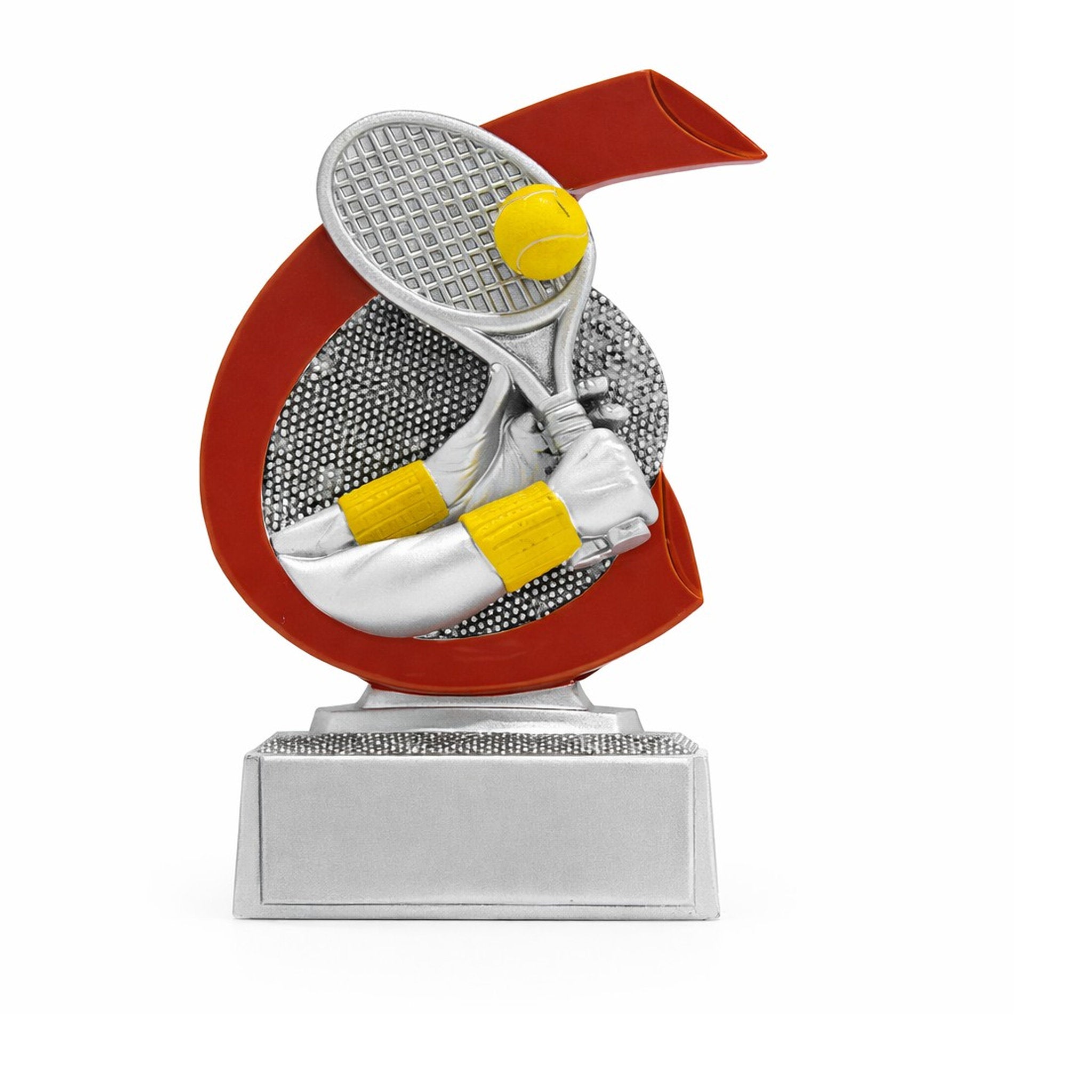 Die Tennis ist eine Resina-Trophäe mit geschwungenem, halbmondförmigem Hintergrund, auf der Arme mit gelben Schweißarmbändern dargestellt sind, die einen Tennisschläger mit einem gelben Ball halten. Die Trophäe steht auf einem silbernen rechteckigen Socke