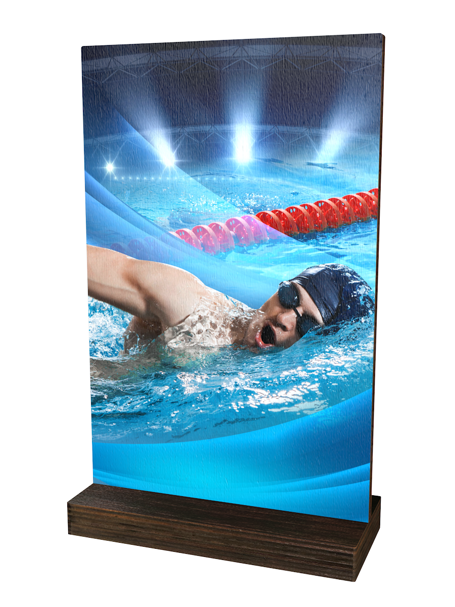Colorful Wood Schwimm-Trophäe mit Schwimmer,
Schwimmbrille und Badekappe im Wettkampf,
Stadionhintergrund in Blau- und Grautönen sowie
hochwertigem dunkelbraunem Holzsockel. Ideal für
Schwimmwettkämpfe und Ehrungen.