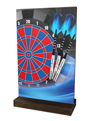 Colorful Wood Darts-Trophäe mit rot-blauer Dartscheibe,
vier silbernen Dartpfeilen, dynamischem blau-grauem
Hintergrund und dunkelbraunem Holzsockel.
Ideal für Dartturniere und Ehrungen.