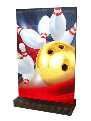 Colorful Wood Bowling-Trophäe mit glänzender goldener
Bowlingkugel, weißen Bowlingpins, dynamischem
Hintergrund in Rot-, Blau- und Grautönen sowie
hochwertigem dunkelbraunem Holzsockel. Ideal für
Bowlingturniere und Ehrungen.