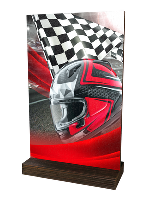 Colorful Wood Motorsport-Trophäe mit rot-schwarzem
Motorradhelm, schwarz-weißer Zielflagge, dynamischem
Hintergrund in Rot-, Grau- und Schwarztönen sowie
hochwertigem dunkelbraunem Holzsockel. Ideal für
Motorsportveranstaltungen und Ehrungen.
