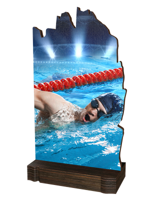 Colorful Wood Schwimm-Trophäe mit Schwimmer,
Schwimmbrille und Badekappe im Wettkampf,
Stadionhintergrund in Blau- und Grautönen sowie
hochwertigem dunkelbraunem Holzsockel. Ideal für
Schwimmwettkämpfe und Ehrungen.