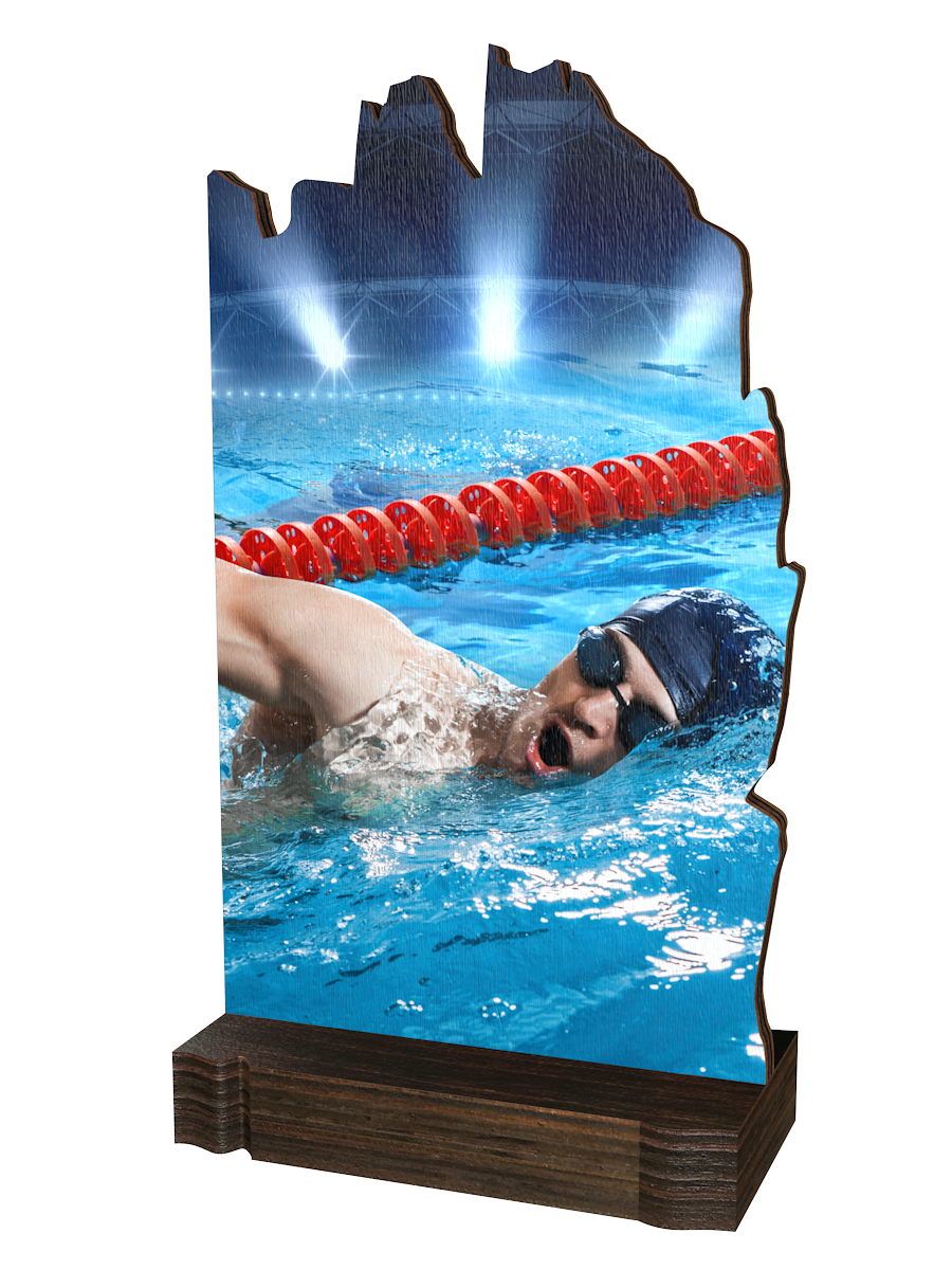 Colorful Wood Schwimm-Trophäe mit Schwimmer,
Schwimmbrille und Badekappe im Wettkampf,
Stadionhintergrund in Blau- und Grautönen sowie
hochwertigem dunkelbraunem Holzsockel. Ideal für
Schwimmwettkämpfe und Ehrungen.