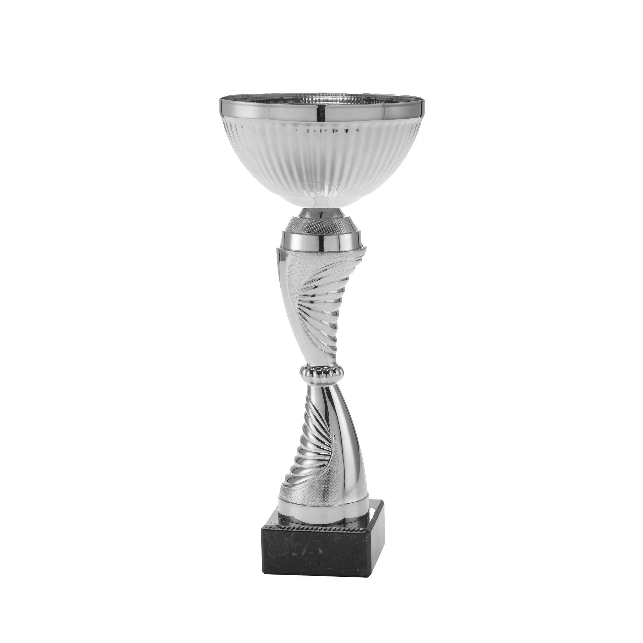 Der Pokal Estelle in Silberfarben überzeugt durch seine klare, elegante Linienführung und das fein strukturierte Mittelteil, welches sich harmonisch zwischen Kelch und Sockel einfügt. Der silberfarbene Kelch wirkt ruhig und wertig, während die gedrehte Ge