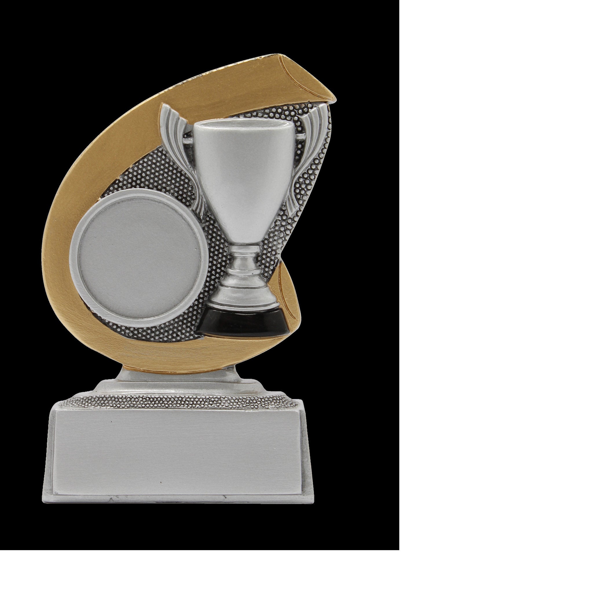 Die 1. Platz ist eine Resina-Trophäe mit geschwungenem, halbmondförmigem Hintergrund, auf dem die Platzierung steht. In der Mitte befindet sich ein rundes Emblem. Die Trophäe steht auf einem silbernen rechteckigen Sockel. Diese Auszeichnung eignet sich pe