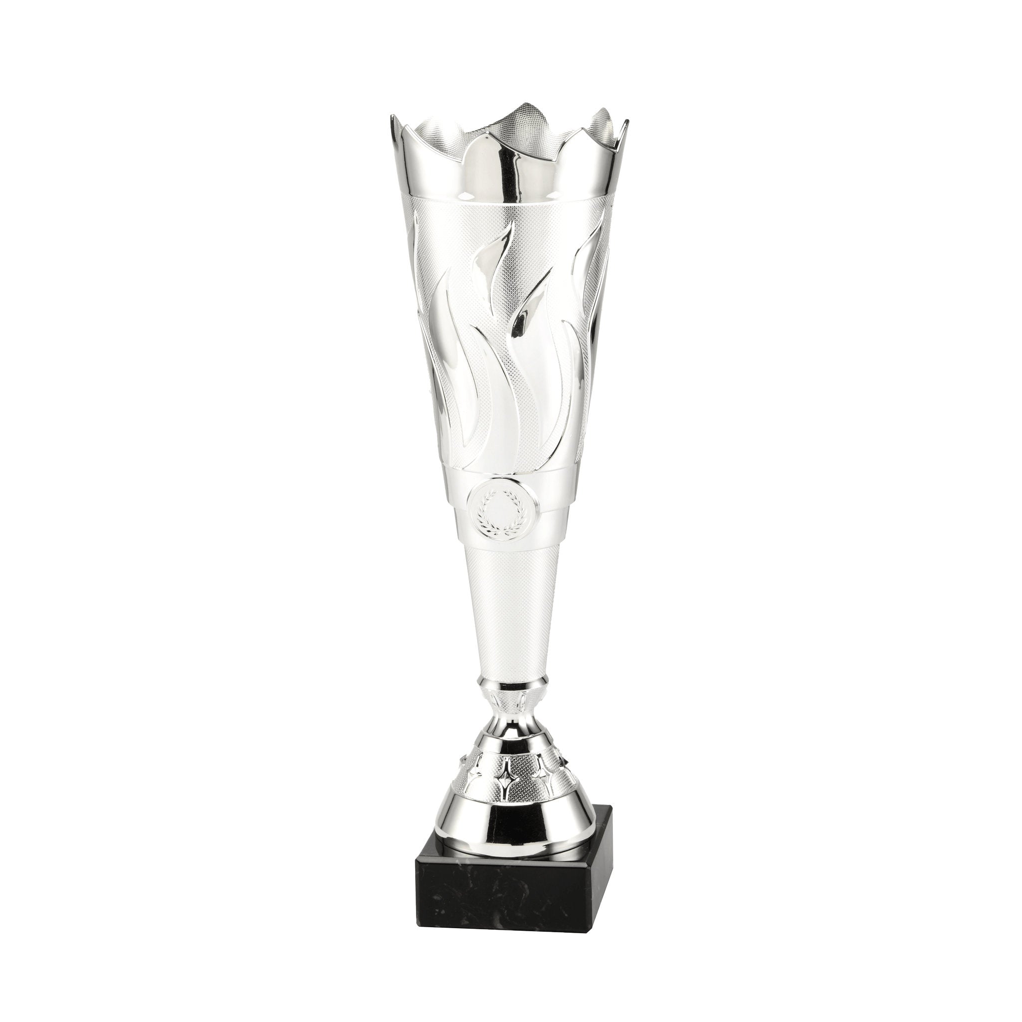 Der Pokal Noah zeichnet sich durch seine nobel edle, hochgezogene, Form und die strukturierte Gestaltung des Mittelteils aus. Der silberfarbene Kelch wirkt klar und edel, während die designte Linienführung dem Modell eine wundervolle Präsenz verleihen.

D